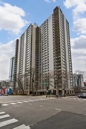 $2,550 | 1255 North Sandburg Terrace, Unit 1207E, Chicago, IL 60610