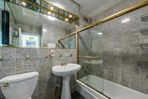 $2,550 | 1255 North Sandburg Terrace, Unit 1207E, Chicago, IL 60610