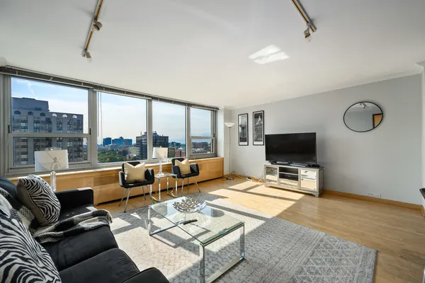 $2,550 | 1255 North Sandburg Terrace, Unit 1207E, Chicago, IL 60610