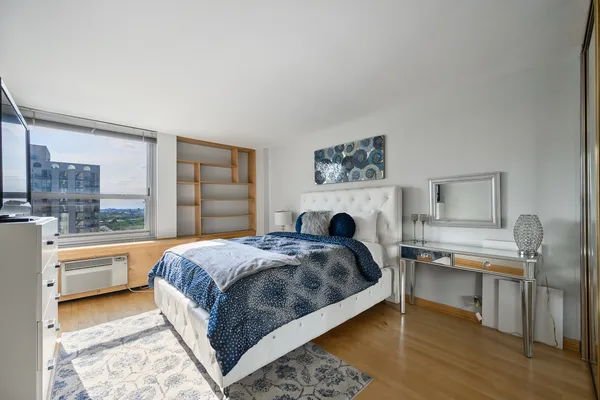 $2,550 | 1255 North Sandburg Terrace, Unit 1207E, Chicago, IL 60610