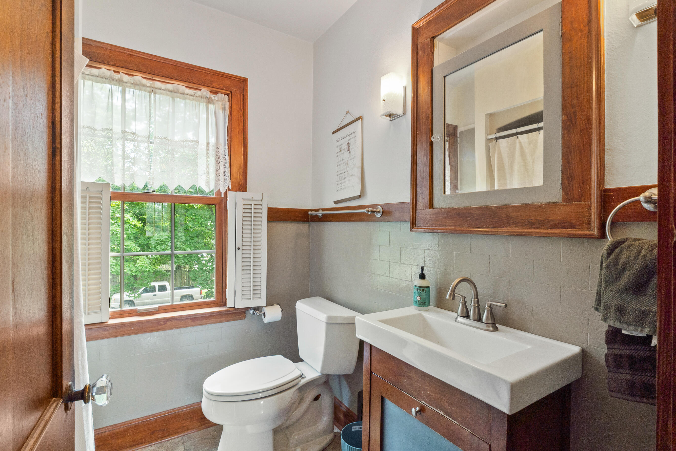 1105 Barnes Street Delavan, WI 53115 - Photo 29 of 52 Upper Full bath