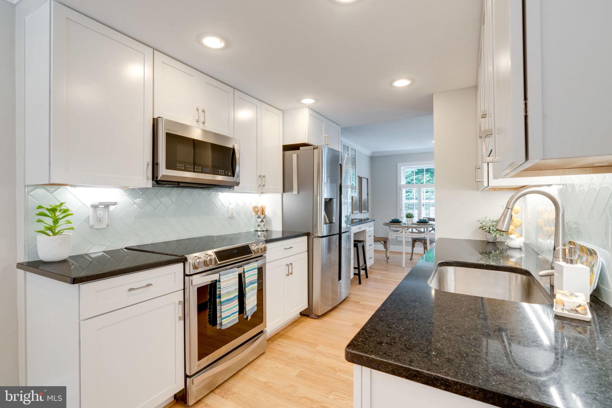 7903 Birchtree Court Springfield, VA 22152 - Photo 5 of 27 STAINLESS STEEL APPLIANCES, QUARTZ, GLASS TILE