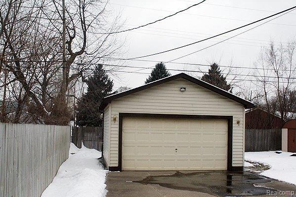 2710 Longview Avenue Rochester, MI 48307 - Photo 14 of 16 2-car garage
