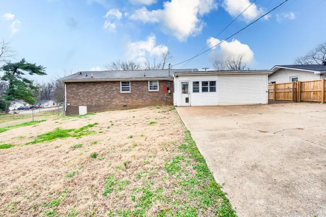 a view of a yard with a house