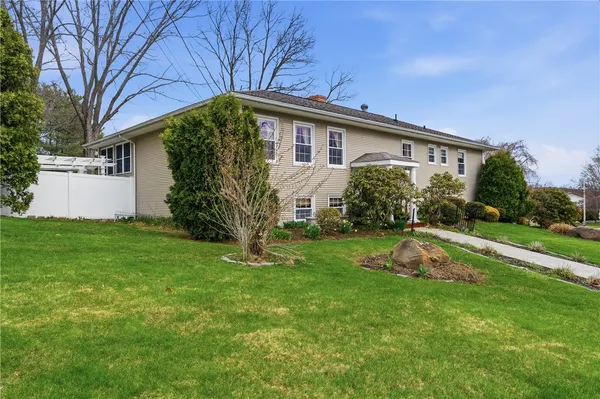 $699,900 | 8 Crabapple Lane, Smithfield, RI 02828