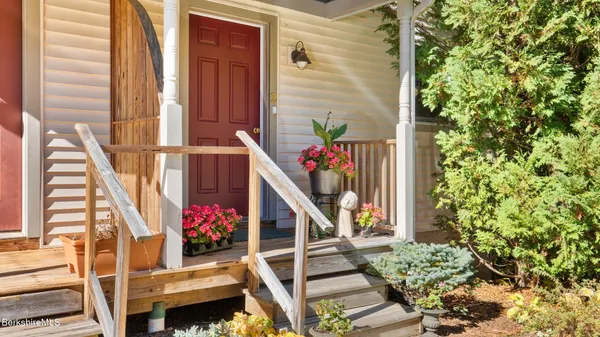 a view of entryway with an outdoor space