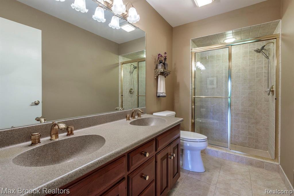 944 Green View Court Rochester Hills, MI 48307 - Photo 19 of 36