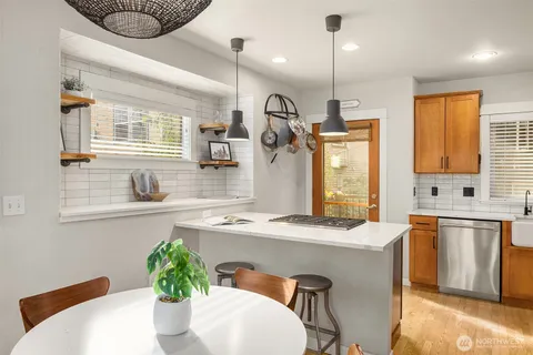 $850,000 | 218 24th Avenue East, Unit A, Seattle, WA 98112