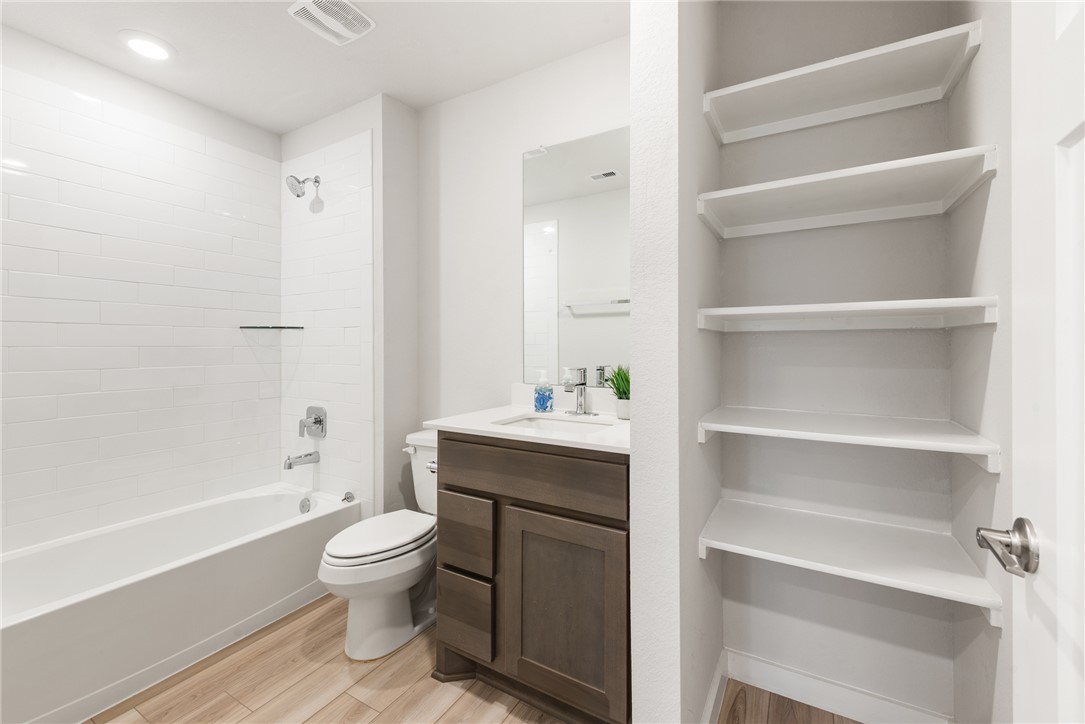 918 Kickapoo Lane College Station, TX 77845 - Photo 26 of 31 a bathroom with a toilet sink and bathtub