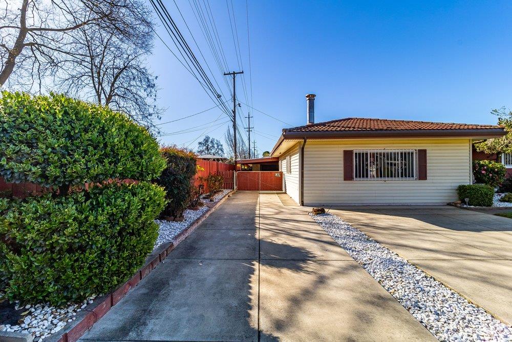 10486 Spaulding Way Rancho Cordova, CA 95670 - Photo 4 of 74 a front view of a house with a yard