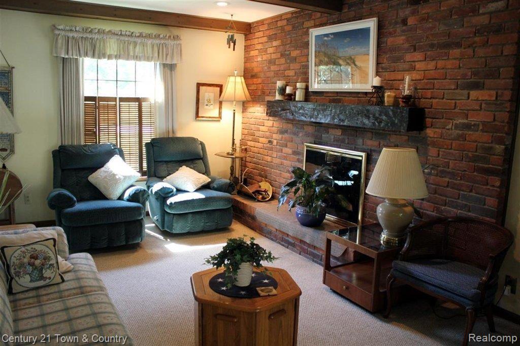 636 Sandstone Drive Rochester, MI 48309 - Photo 12 of 24 Family Room.JPG