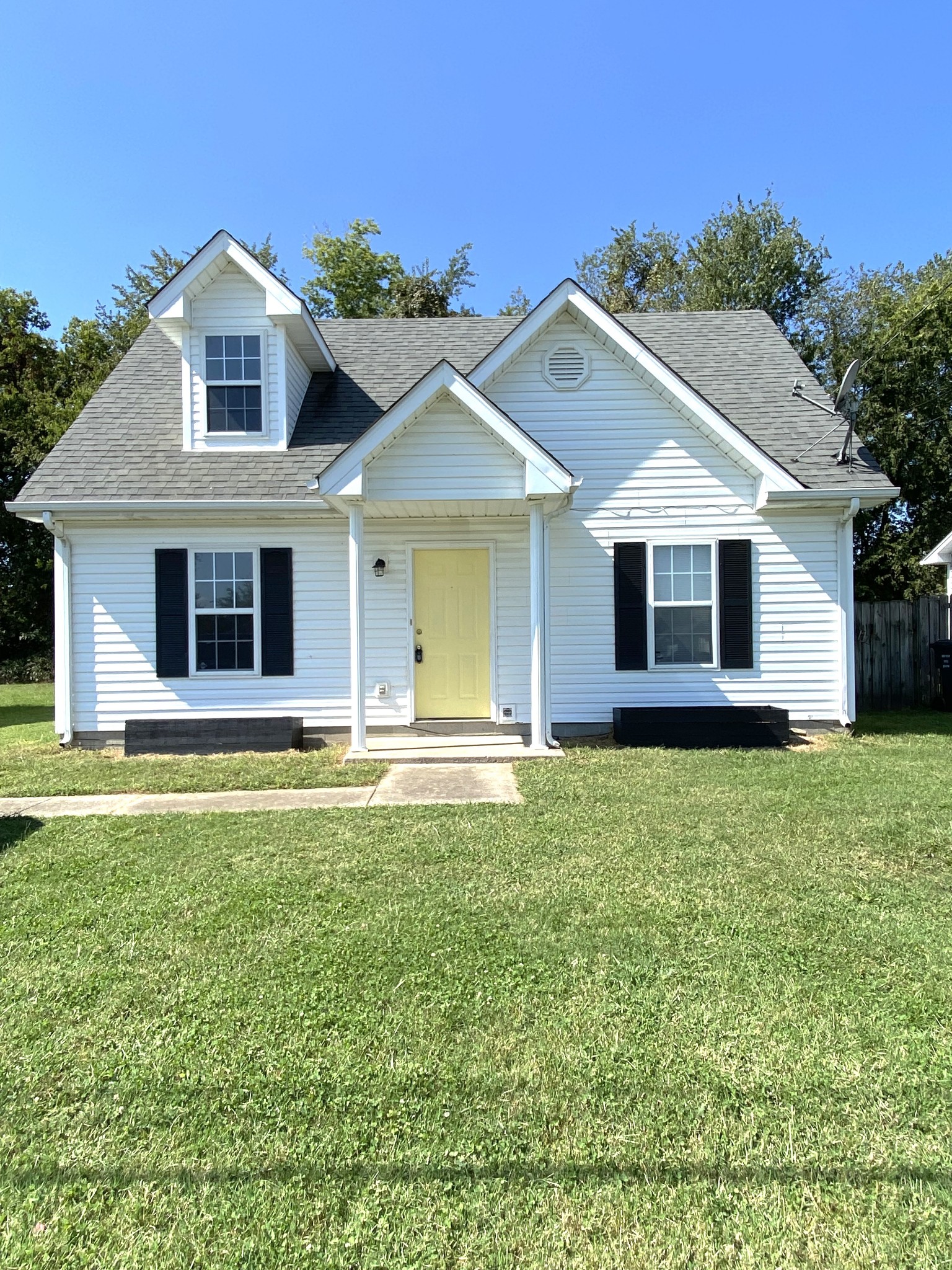 1009 Shadow Ridge Avenue Oak Grove, KY 42262 - Photo 1 of 14 a front view of a house with a garden
