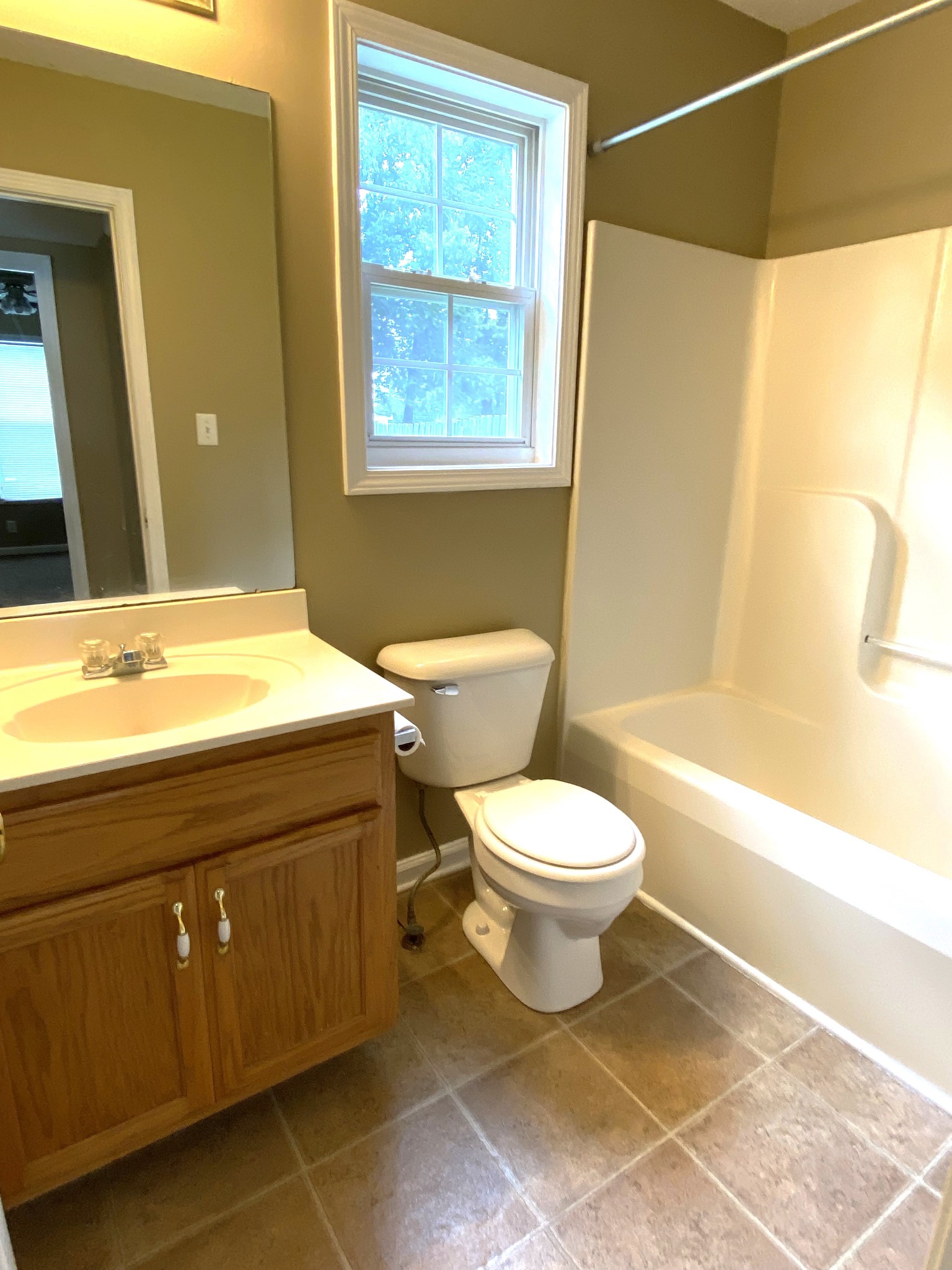 1009 Shadow Ridge Avenue Oak Grove, KY 42262 - Photo 7 of 14 a bathroom with a toilet sink and a bathtub