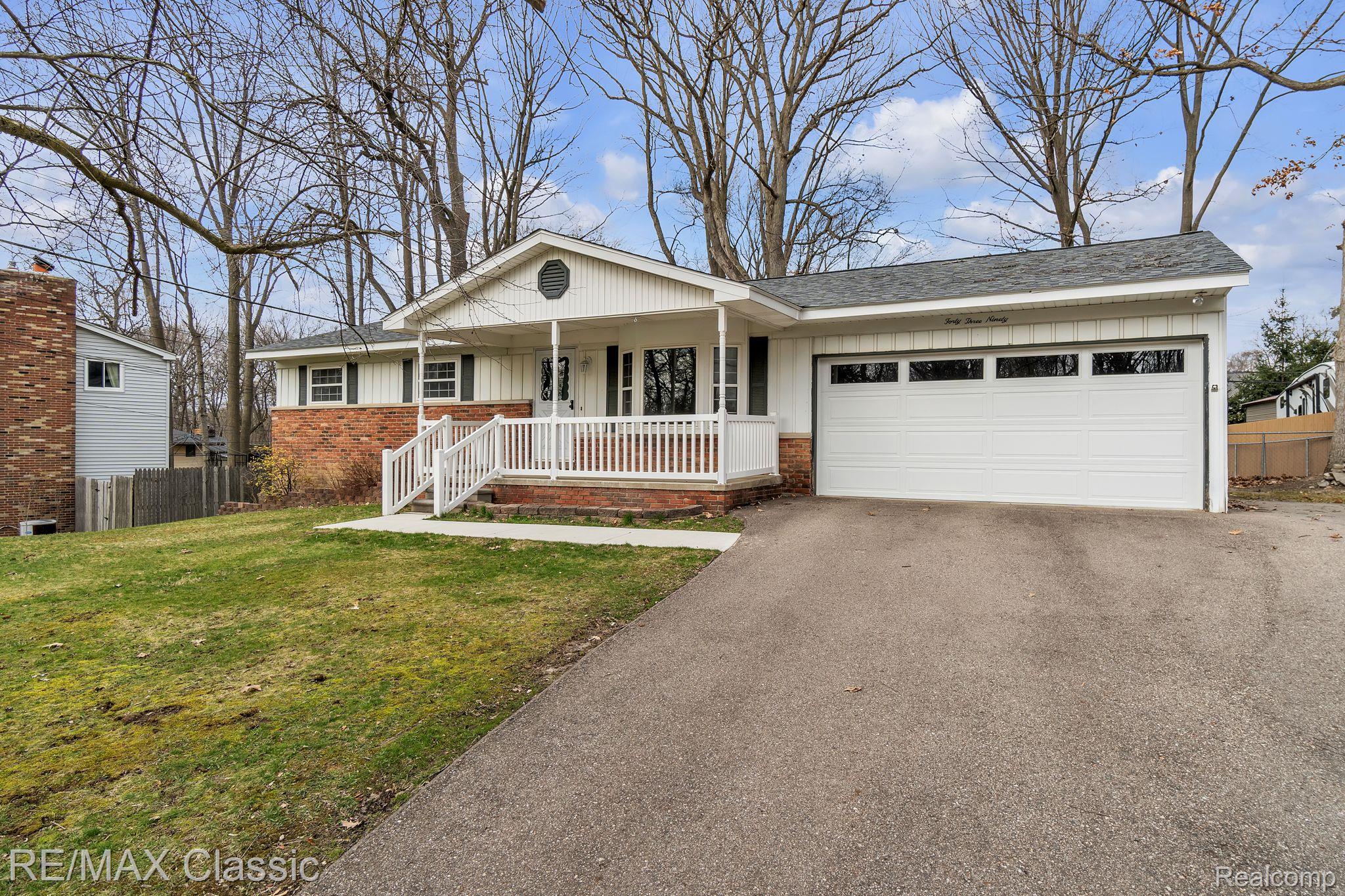 4390 Highfield Road Waterford, MI 48329 - Photo 4 of 38 Gallery Image 4