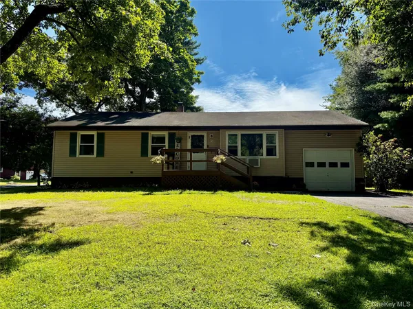 $399,000 | 11 Cambridge Drive, Red Hook, NY 12571