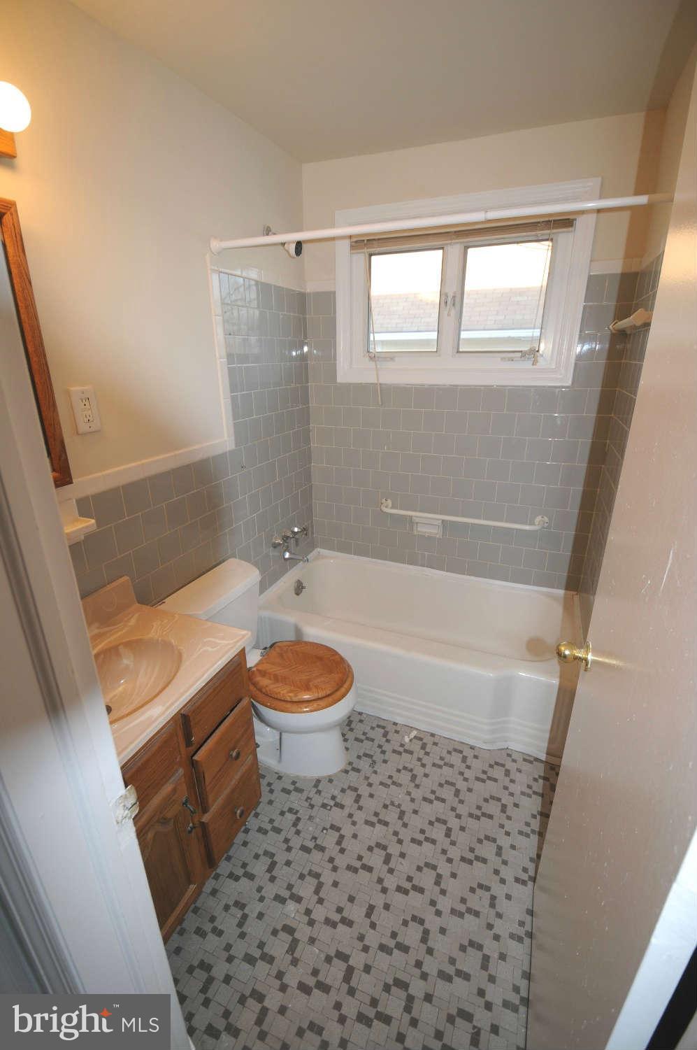 572 Shipley Road Linthicum Heights, MD 21090 - Photo 6 of 12 Bath
