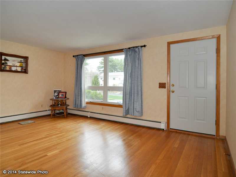 31 Colvin Street Scituate, RI 02831 - Photo 5 of 24 Living Room.