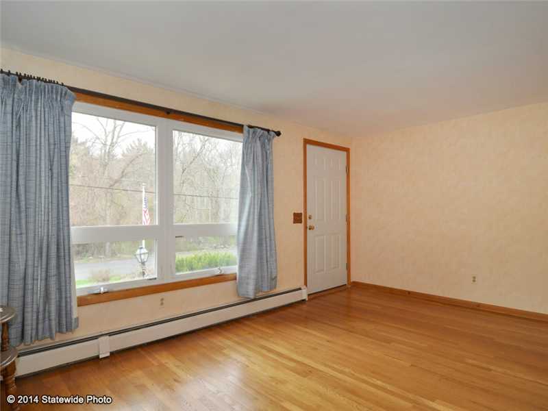 31 Colvin Street Scituate, RI 02831 - Photo 6 of 24 Living Room.