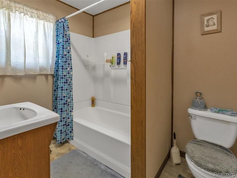 7241 North Genesee Road Genesee, MI 48437 - Photo 15 of 24 15-7241 N Genesee Rd-windowstill-re.jpg
