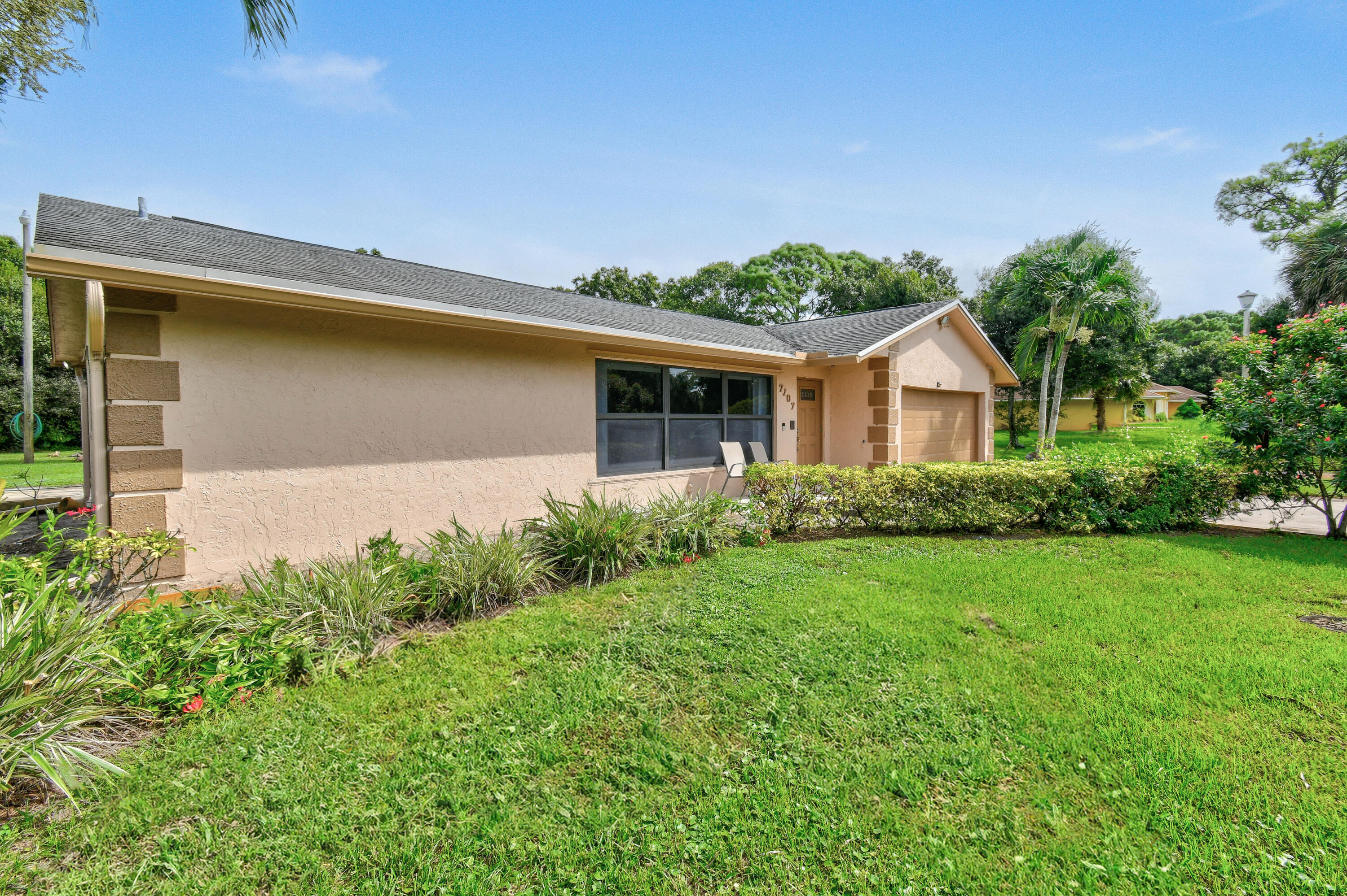 7107 181st Street Jupiter, FL 33458 - Photo 6 of 62 Impact windows