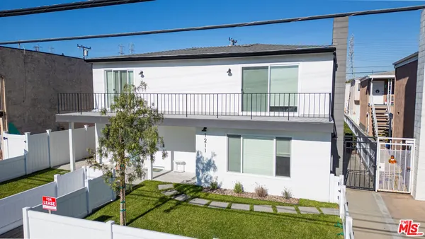 $3,025 | 1211 Beryl Street, Unit E, Redondo Beach, CA 90277