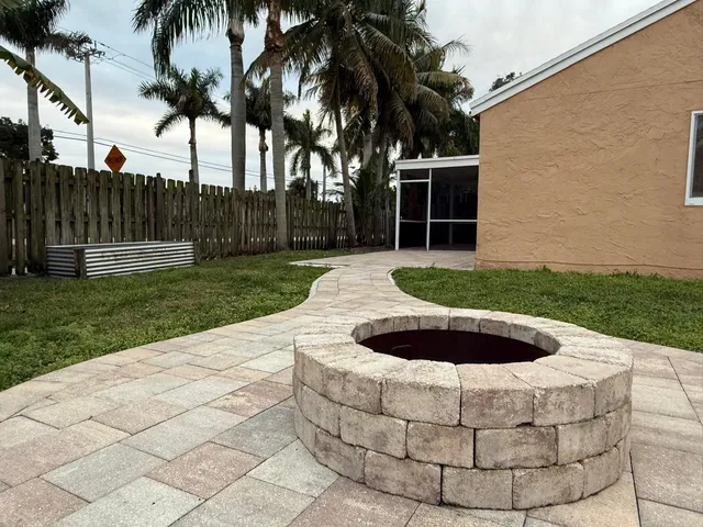 a view of a house with backyard and a tub