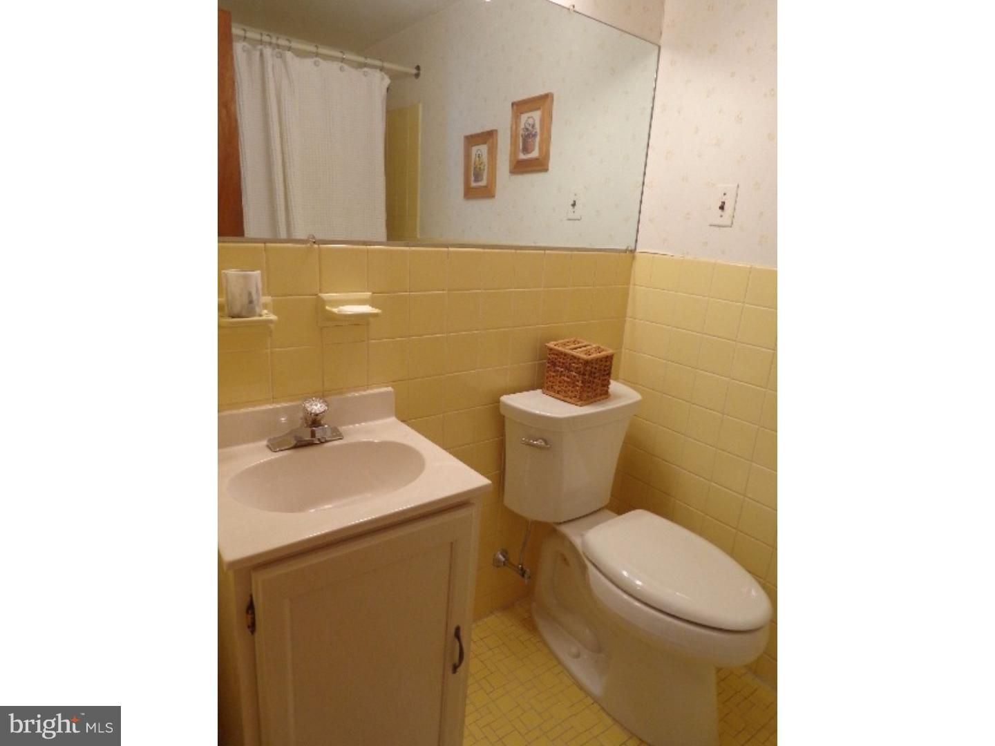 9702 Glenhope Road Philadelphia, PA 19115 - Photo 21 of 25 Bathroom