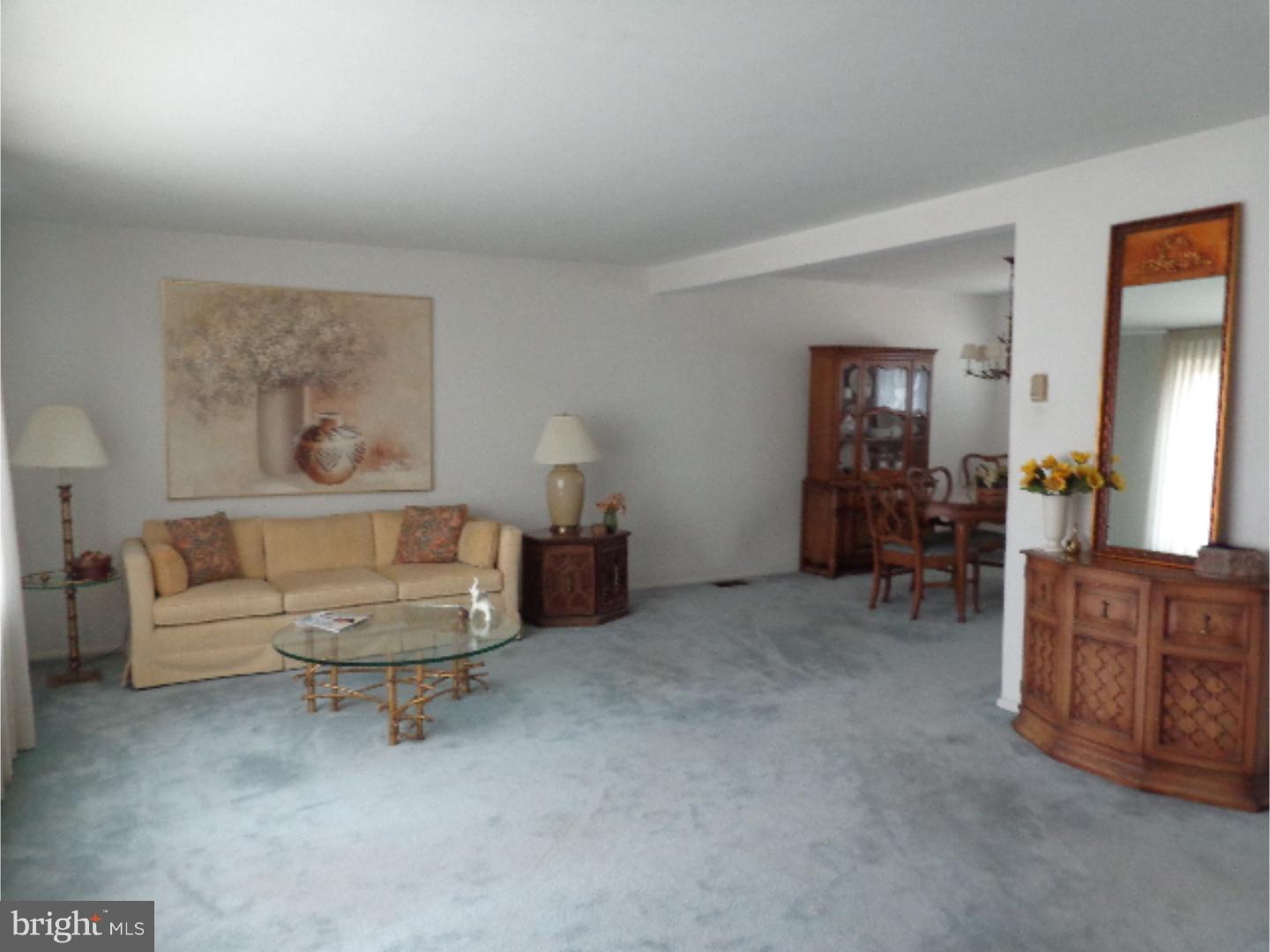 9702 Glenhope Road Philadelphia, PA 19115 - Photo 4 of 25 Living Room