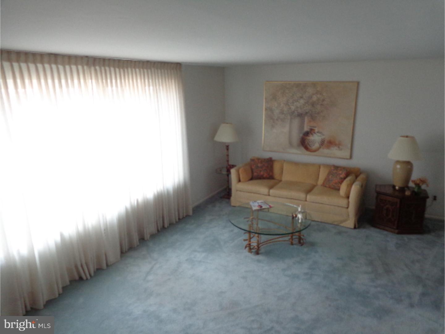 9702 Glenhope Road Philadelphia, PA 19115 - Photo 5 of 25 Living Room
