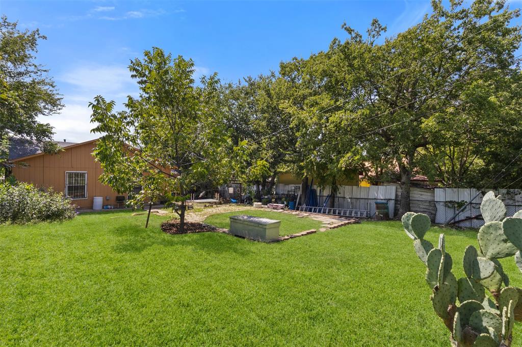 2821 Burchill Road South Fort Worth, TX 76105 - Photo 23 of 33 View of yard