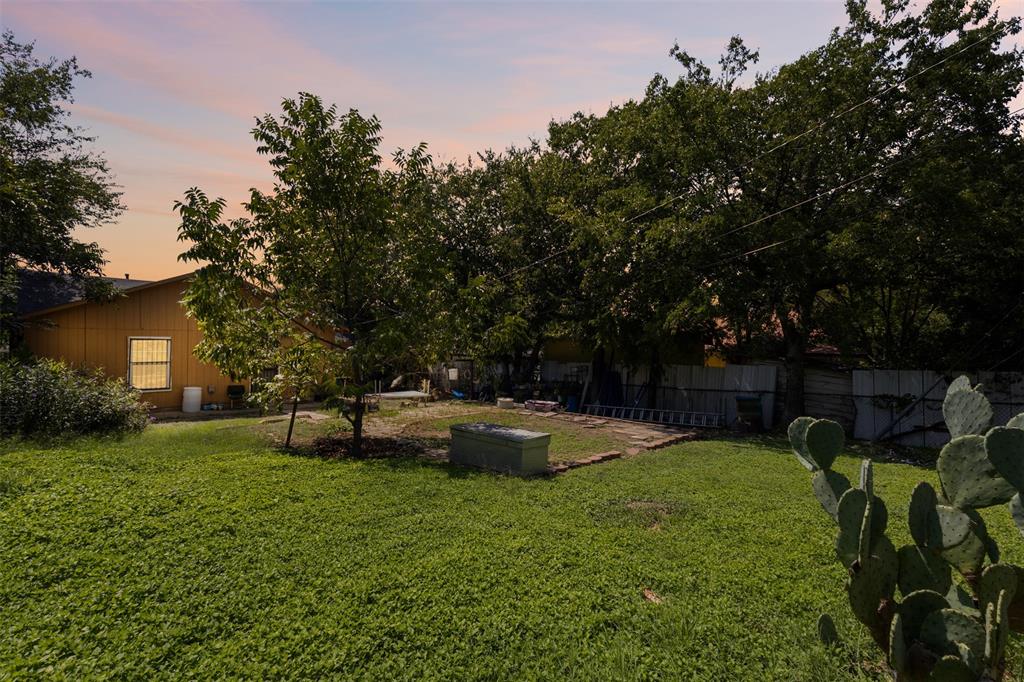 2821 Burchill Road South Fort Worth, TX 76105 - Photo 24 of 33 View of yard at dusk