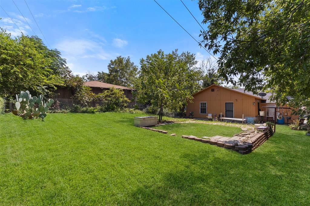 2821 Burchill Road South Fort Worth, TX 76105 - Photo 26 of 33 View of yard