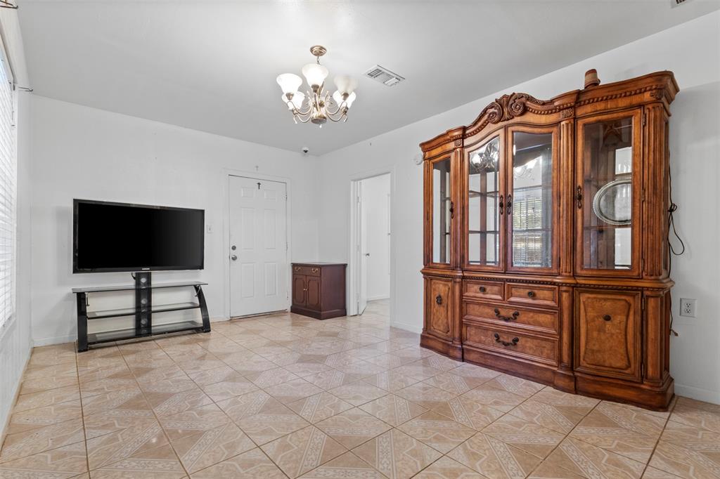 2821 Burchill Road South Fort Worth, TX 76105 - Photo 10 of 33