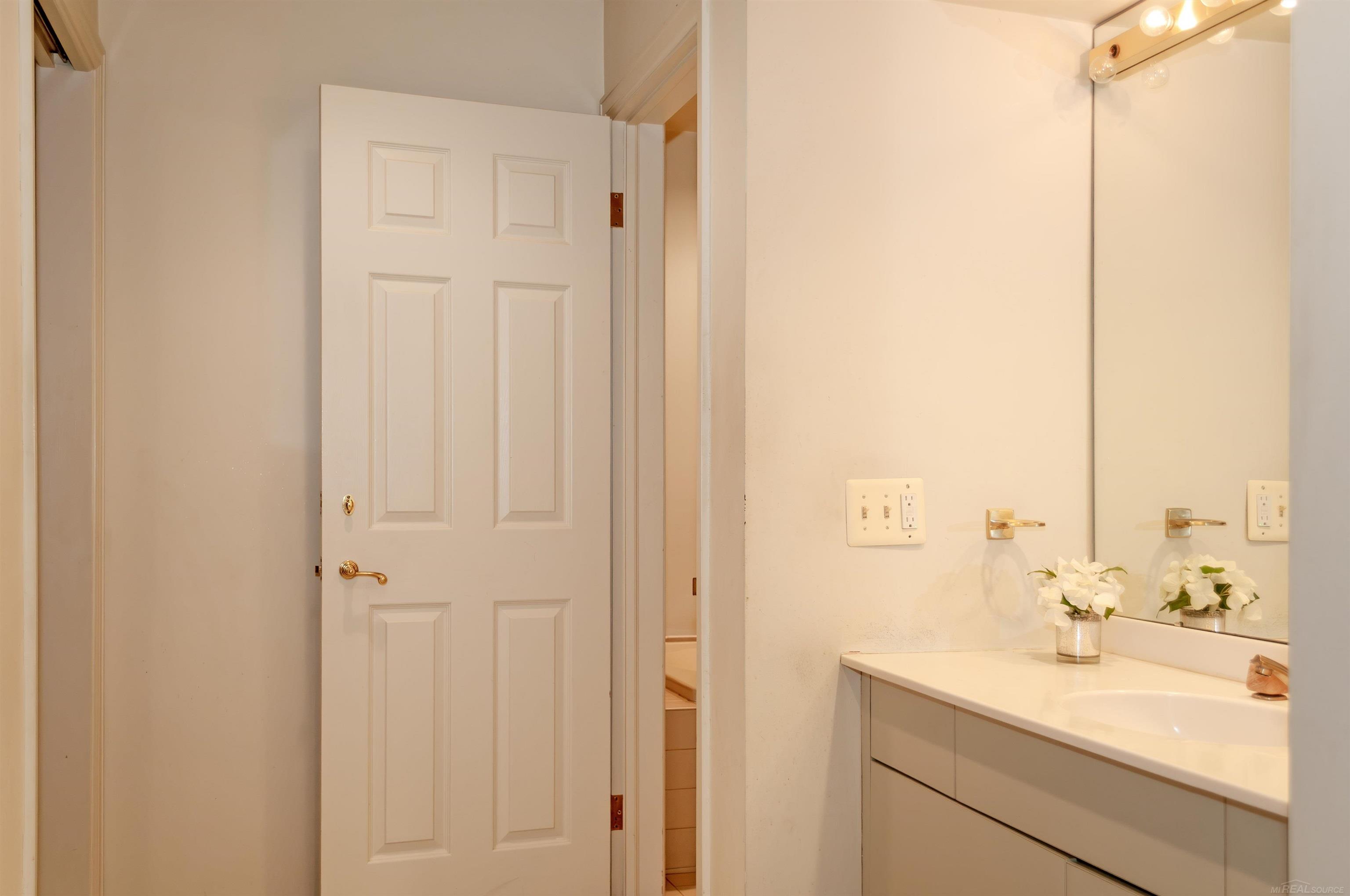 570 Oxford Road Grosse Pointe Woods, MI 48236 - Photo 46 of 99