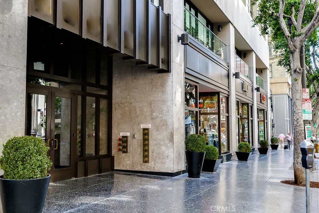 460 South Spring Street, Unit 1013 Los Angeles, CA 90013 - Photo 12 of 25 a view of a street with potted plants