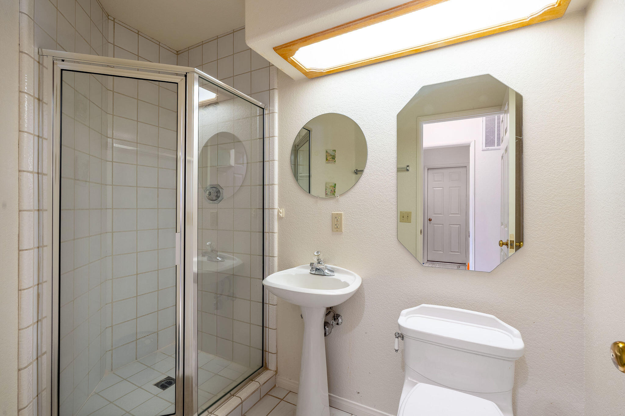 82151 Hanson Drive Indio, CA 92201 - Photo 21 of 38 a bathroom with a toilet a sink and mirror