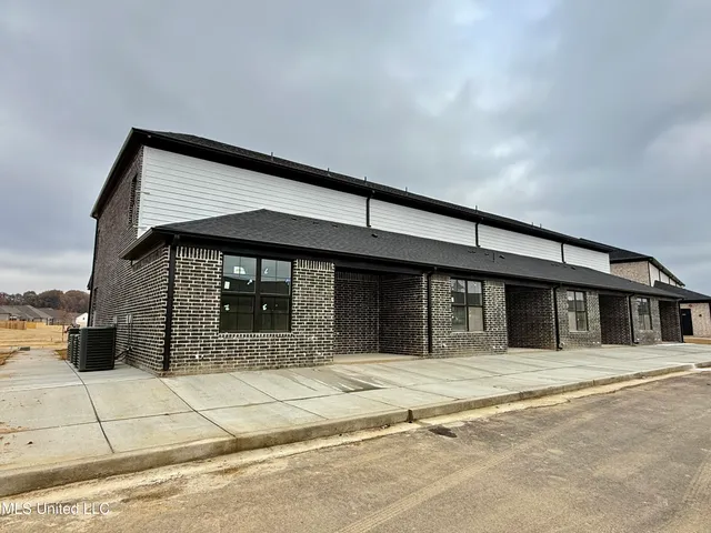 $299,900 | 705 Bolivar Drive, Nesbit, MS 38651