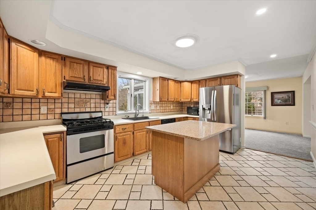 212 Scadding Street Taunton, MA 02780 - Photo 10 of 42