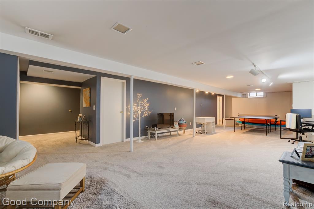 228 Meadow Ln Circle Rochester Hills, MI 48307 - Photo 23 of 32