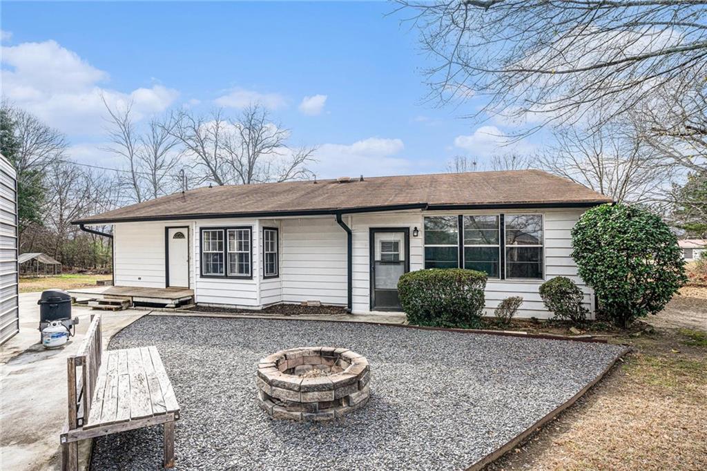 4034 Beaver Road Southwest Loganville, GA 30052 - Photo 2 of 24 a backyard of a house