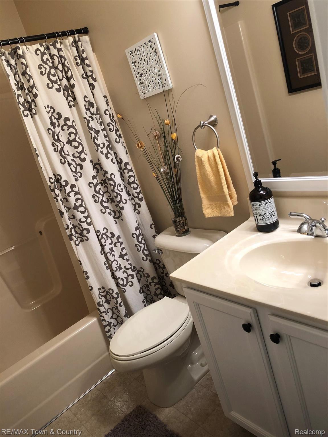 5488 Flushing Road Flushing, MI 48433 - Photo 20 of 38 flushing bath12.jpg