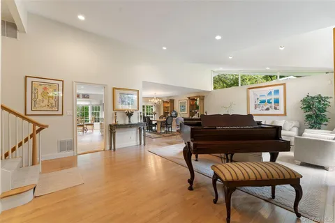 $1,595,000 | 3 Warnke Lane, Scarsdale, NY 10583
