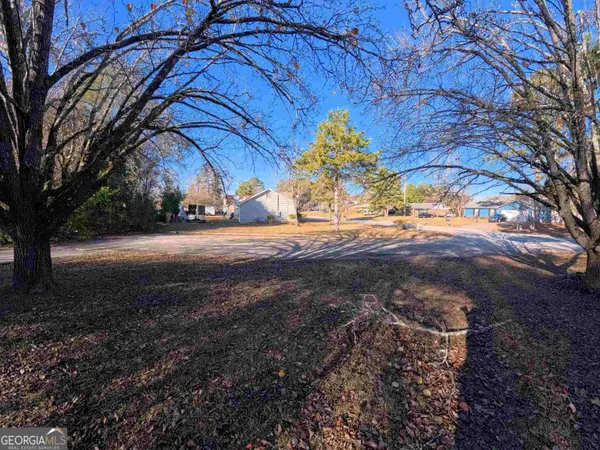 a view of a yard with a house