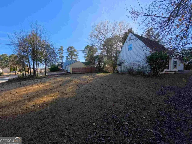 a view of a outdoor space with a house