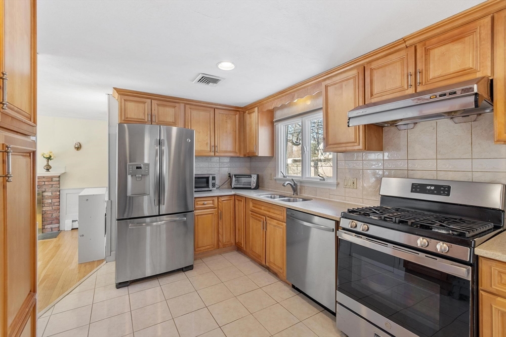 29 Pinewood Road Wellesley, MA 02482 - Photo 8 of 23