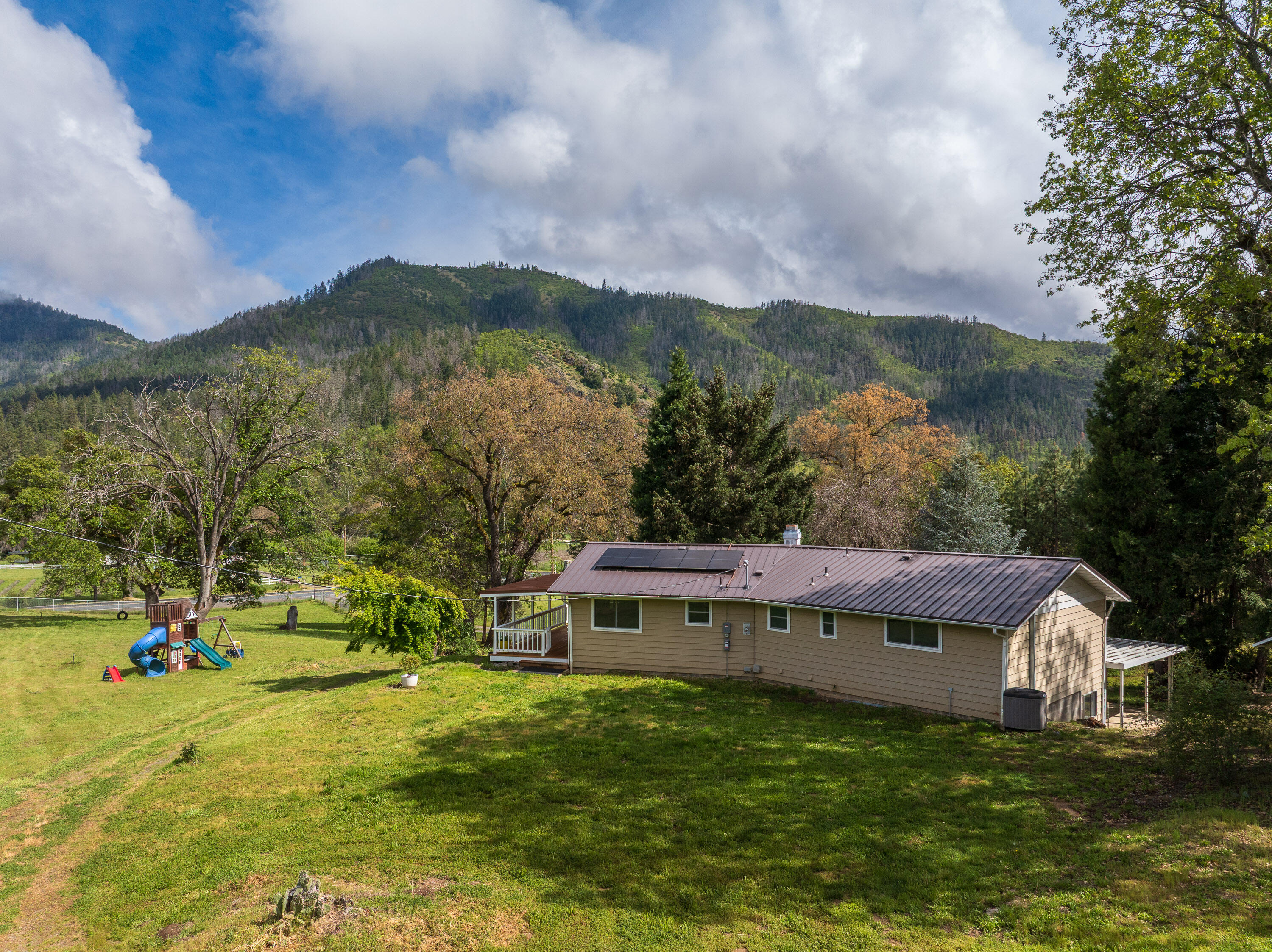 7680 Upper Applegate Road Jacksonville, OR 97530 - Photo 33 of 43 33