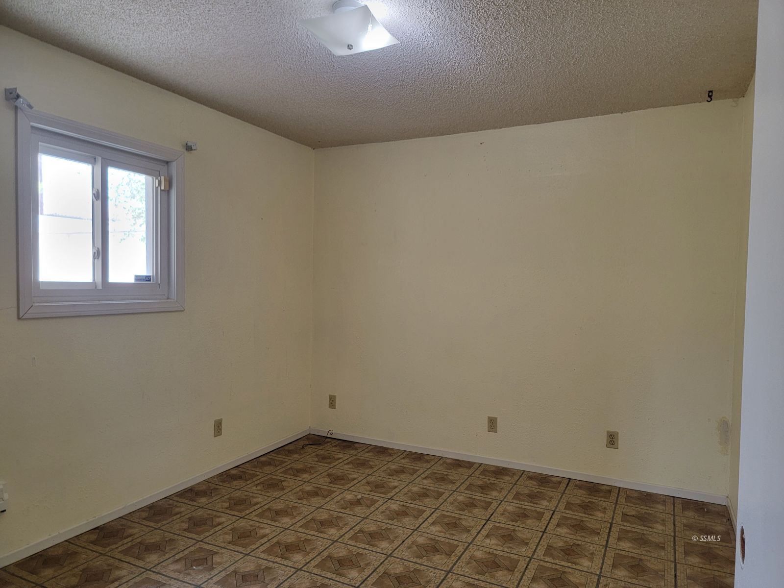345 South Gordon Street Ridgecrest, CA 93555 - Photo 14 of 22 an empty room with a window