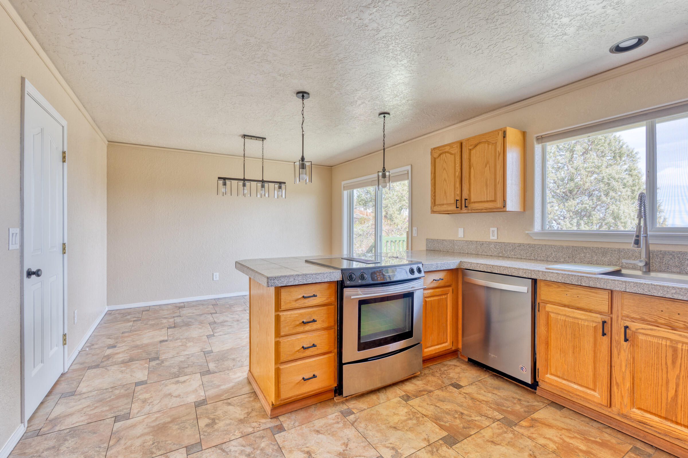 3244 Southwest 34th Street Redmond, OR 97756 - Photo 7 of 50 324_SW 34th-V2_Pro Property Photos_Bend