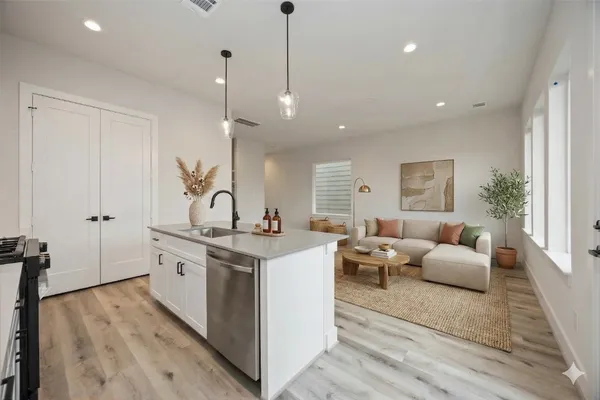 $2,400 | 6107 De Campo Street, Houston, TX 77091