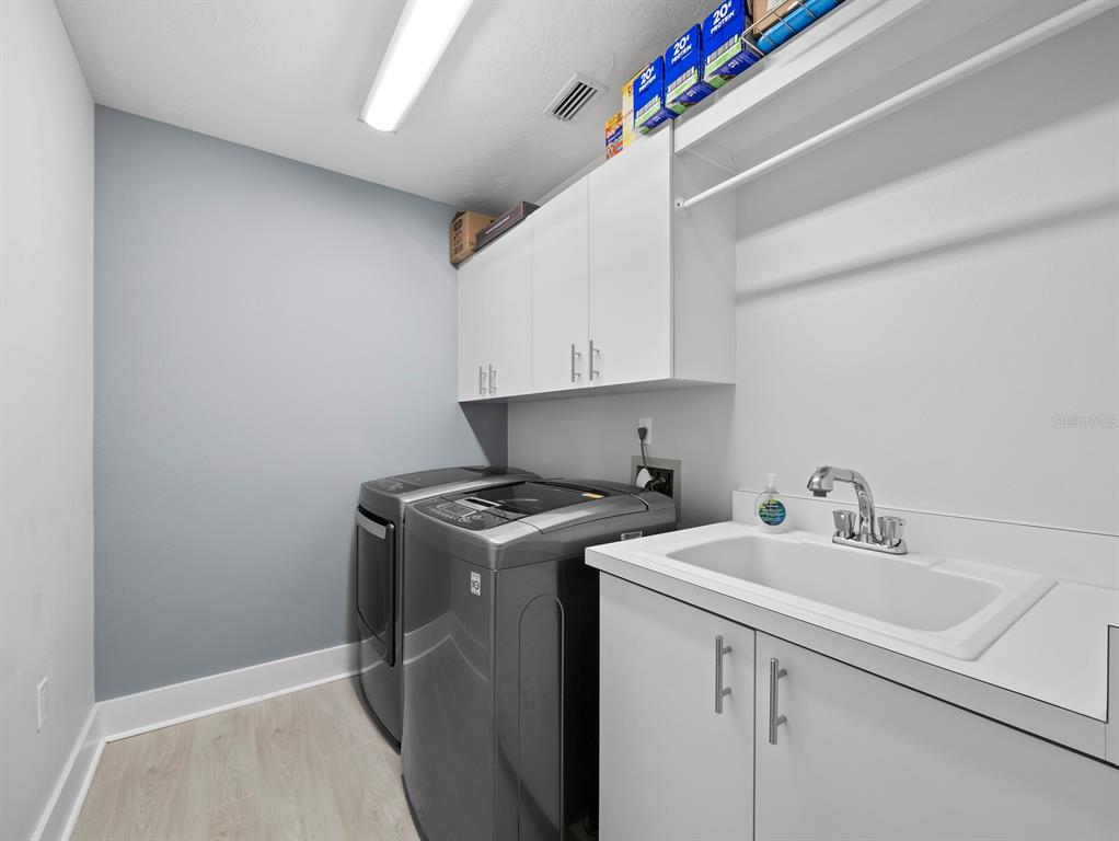 205 Golden Gate Point, Unit 401 Sarasota, FL 34236 - Photo 18 of 63